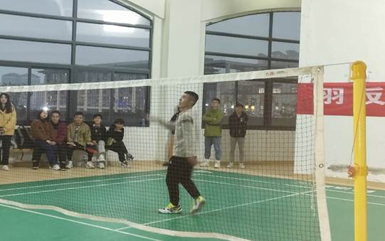 一群人在球场上打球
中度可信度描述已自动生成