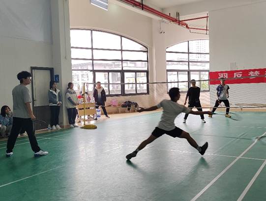 男人和女人在跳舞
中度可信度描述已自动生成