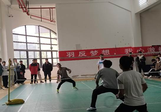 人们在看台上的人在球场上打球
低可信度描述已自动生成