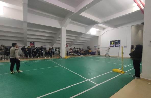 图片包含 室内, 运动, 体育, 年轻
描述已自动生成