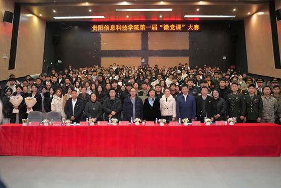 礼堂里有许多人
AI 生成的内容可能不正确。